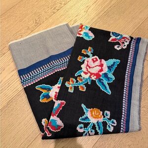 Inouitoosh Etole Betty 100% wool Floral Patterned Black and Blue Scarf NWT